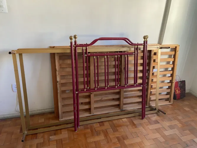 2 camas maravilhosas com cabeceira e pés em metal 