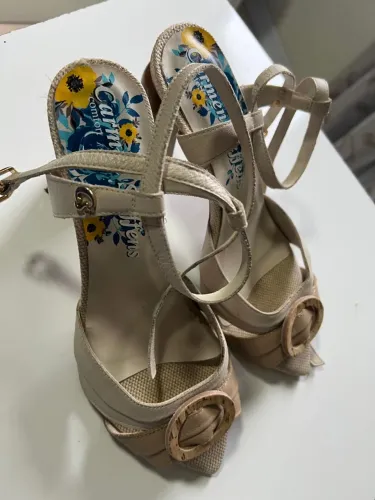 Sandália Carmen Steffens Bege com Detalhes