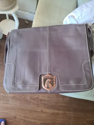 Bolsa de Ombro Marron café pós limpeza simples