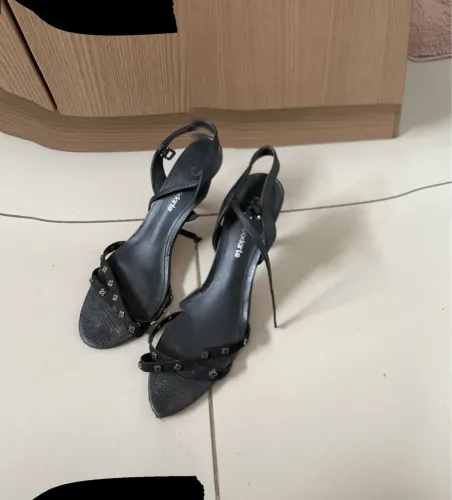 Sandália Salto Fino Preta com Detalhes