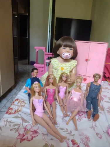 Bebê reborn, barbie, ken, guarda-roupa e cozinha