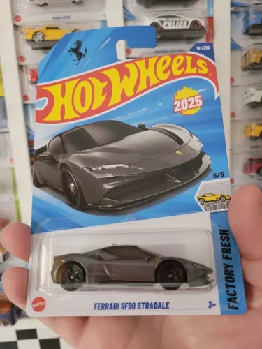 Ferrari SF90 Stradale Prata 2025 Hot Wheels.