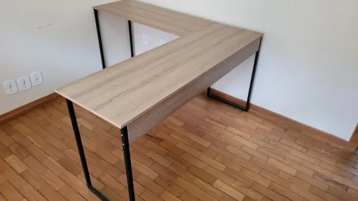 Mesa de escritorio em L - Estilo industrial