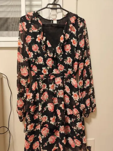 Vestido preto de manga longa com flores rosas