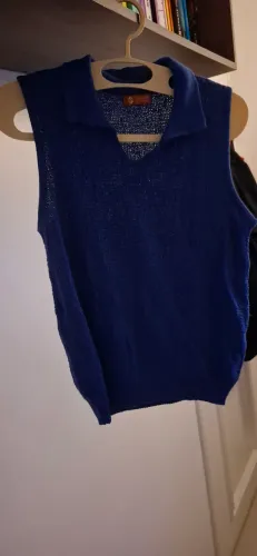 Colete azul marinho com gola