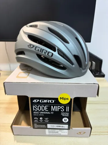 Capacete Giro Isode Mips II na caixa