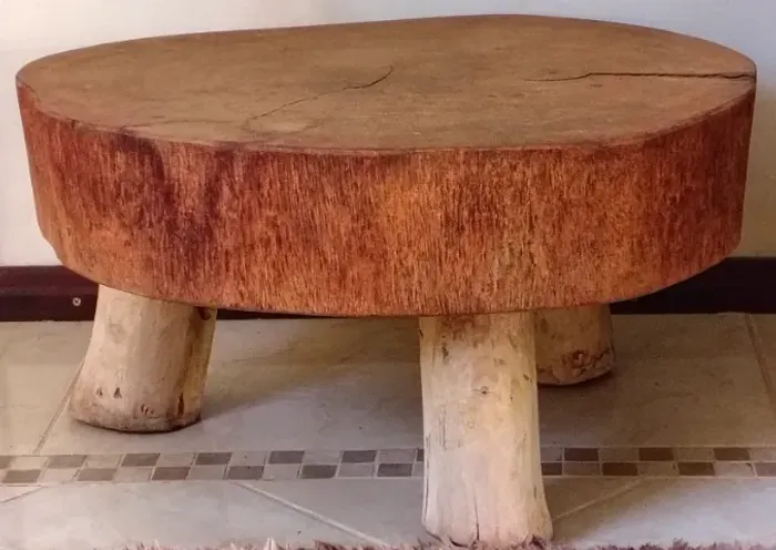 Mesa rústica de madeira maciça