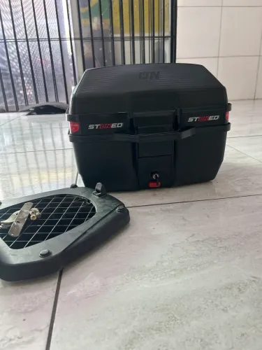 Bau 35 L Universal Tracker Preto C/ Suporte + Kit Fixação