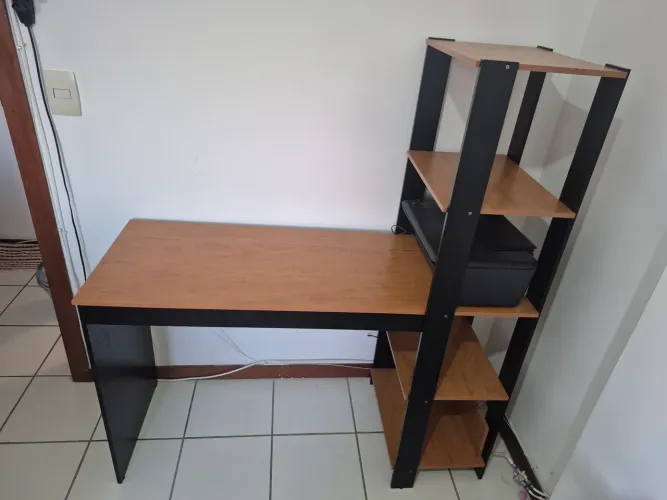 Vendo escrivaninha com estante marca Artemis