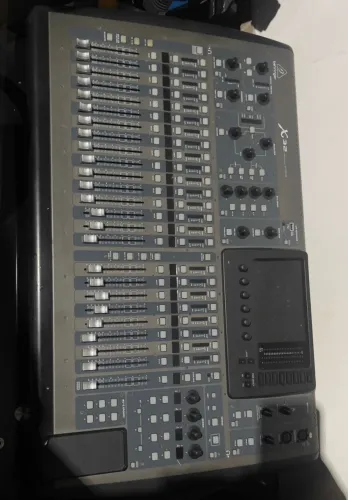 Mesa digital X32 full ( usada só em estúdio )