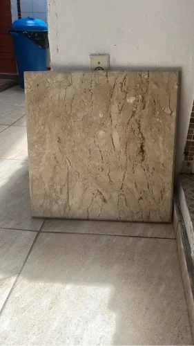 Mesa de canto chipandelle com tampo d bege Bahia