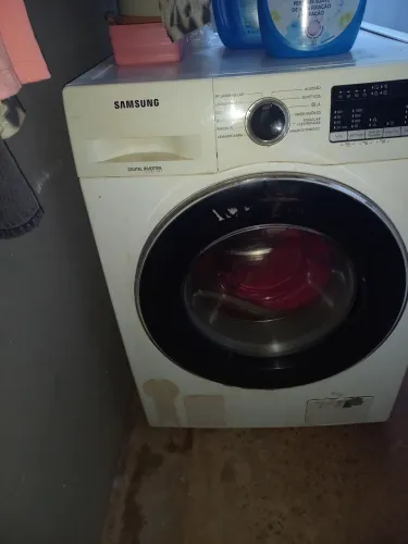 Lava e seca usada com defeito