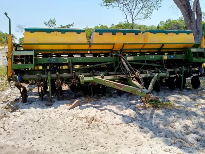 Plantadeira 13 linhas Tatu Marchesan Ultra Flex
