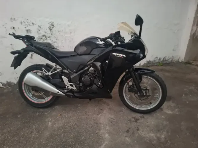 Moto CBR-250R bem conservda