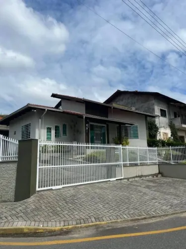 Casa para Venda em Guaramirim / SC no bairro Centro