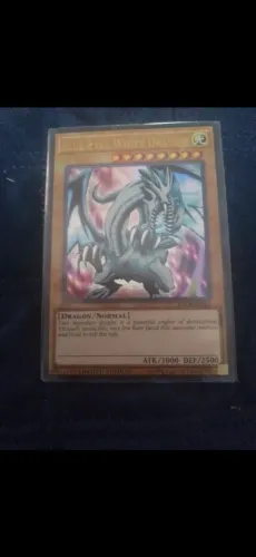 Vendo carta do jogo Yu-Gi-Oh Dragão Branco de Olhos Azuis (Blue-Eyes White Dragon)