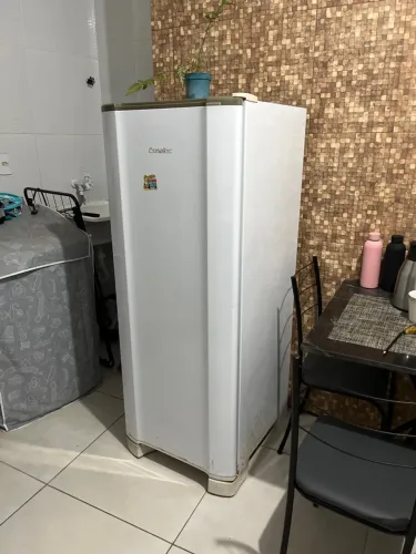 Geladeira, conservada com poucas marcas de uso