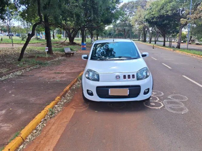 Fiat Uno Sporting 1.4 EVO Fire Flex 8V 4P 2014