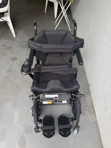 Oportunidade - Cadeira de rodas Jaguaribe Stand-up motorizada 44cm