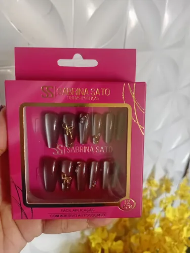 UNHA POSTIÇA DECORADAS COM PEDRINHASAS DE