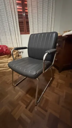 Cadeira Escritório em Couríssimo - Base Fixa (Tok Stok)