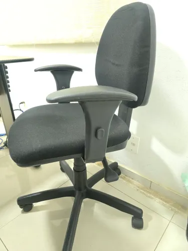 Cadeira de escritório com ajuste ergonômico
