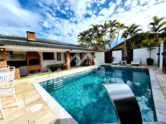 Casa com piscina em Peruíbe REF: 9664