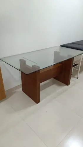 Mesa de madeira e vidro