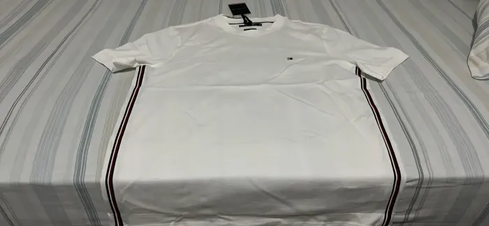 Camiseta Tommy Hilfiger Branca Original com Etiqueta - Faixas Laterais
