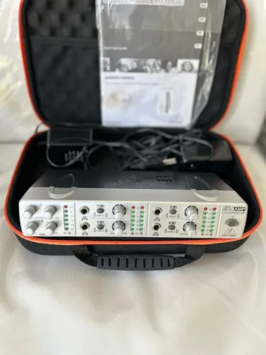 ? BEHRINGER MINIAMP AMP800 - 4 CANAIS + CASE COMPLETO