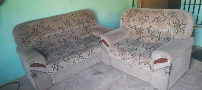 Vende-se um conjunto de sofá de dois e três lugares lindo usado por 250 Reais 