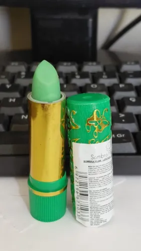 Batom verde hidrata muda de cor nos lábios novo por R$ 5,00 cada