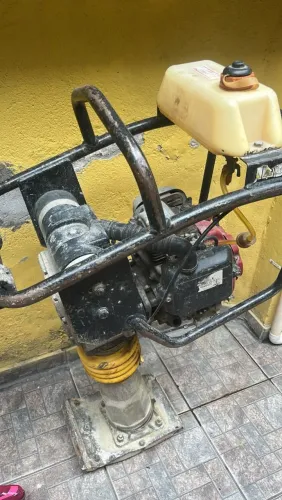 Compactador batedor de solo