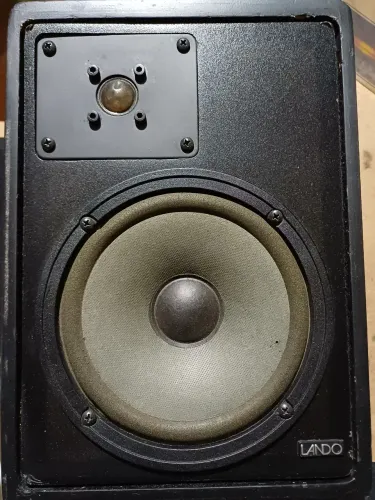 Caixa de som (apenas uma, não o par) Lando LC 80 8 ohms 60W rms com tela em metal