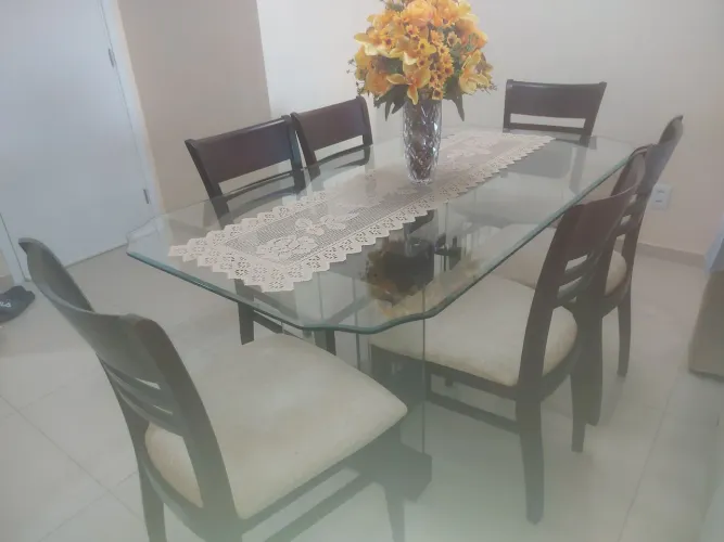 Mesa de jantar com seis cadeiras em madeira