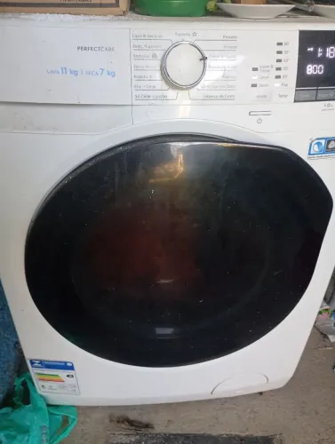 Máquina de lavar. Lava e seca Electrolux