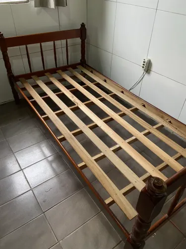 Cama de Solteiro de Madeira - Muito Conservada