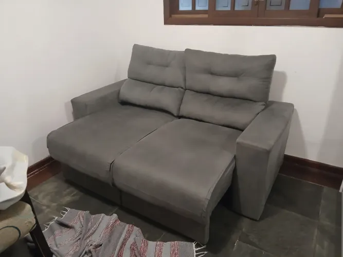 Sofá Retrátil 2 Lugares Cinza Suede - 07 meses de uso