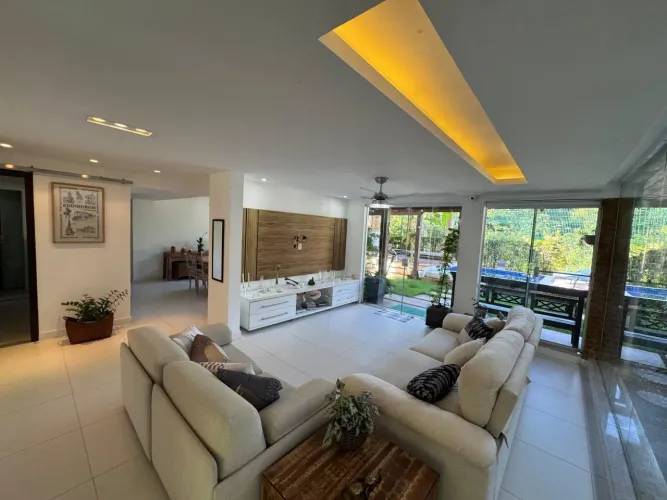 Casa a Venda no Condominio 4 Rodas, 4 Quartos, 2 Suítes, Área Gourmet, Piscina