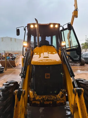 RETROESCAVADEIRA JCB 3CX 2019