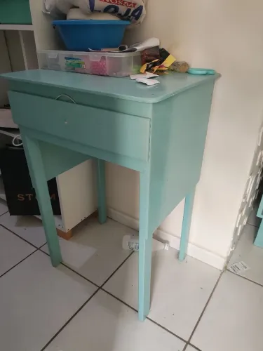 Mesinha de cabeceira para doação