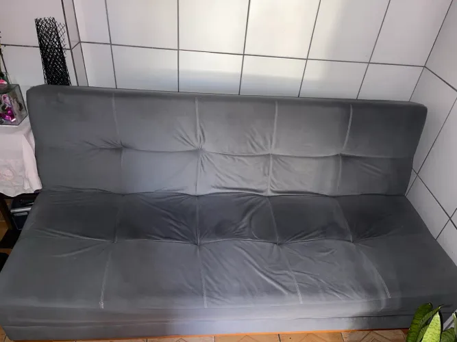 Sofá (cama) em ótimo estado por 300 reais está com um pé quebrado