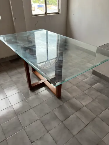 Mesa retangular com tampo de vidro 