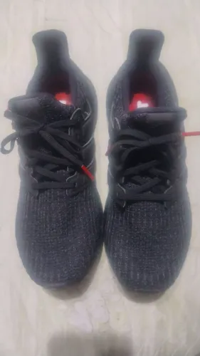 Ultraboost 4.0 na cor "Triple Black".