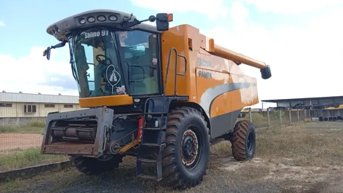 Colheitadeira Valtra BC 7500