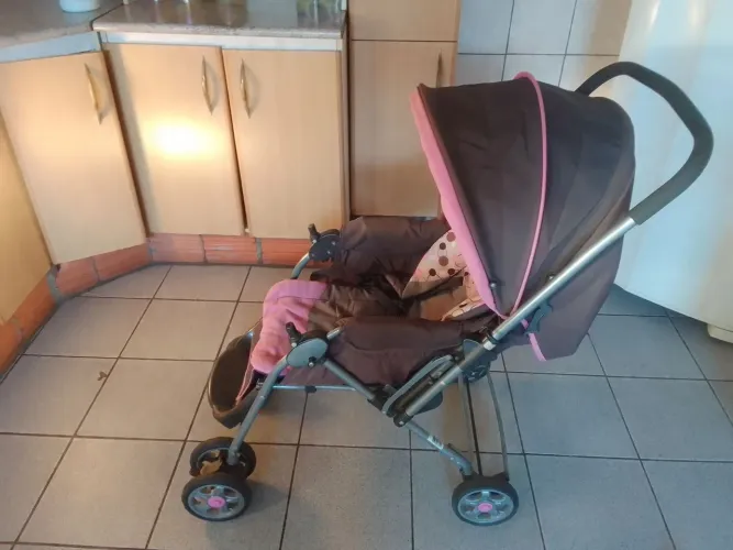Carrinho de bebê menina Cosco