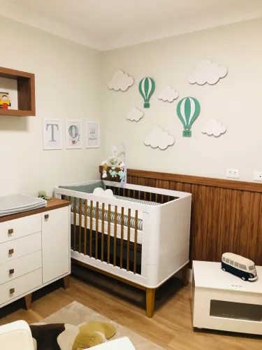 Jogo de quarto infantil - Berço + cômoda + poltrona de amamentação com puff