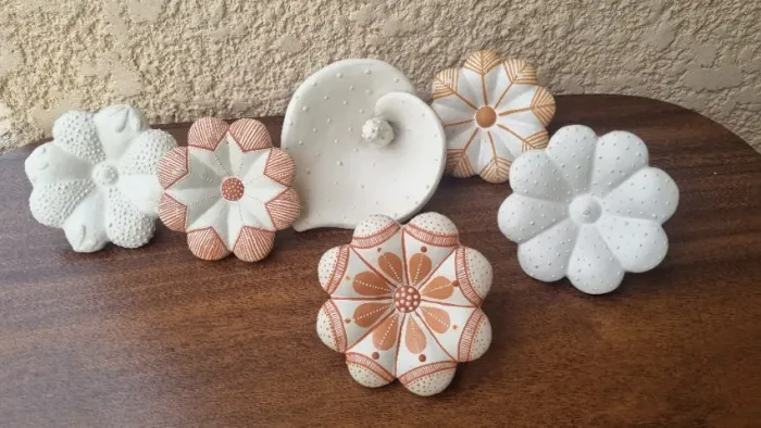 Flores artesanais em gesso feitas pelas artesãs de jequitinhonha | 6 Peças