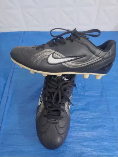 Chuteira Nike com travas branco 40 masculino 