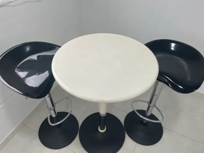 Mesa alta com baquetas de amortecedor 